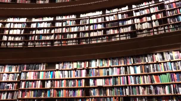 Estocolmo Suécia Estantes Livros Interiores Rotunda Marco Biblioteca Pública Estocolmo — Vídeo de Stock
