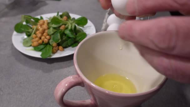 Мужчина Повар Разбивает Яйцо Кухонном Столе Чашку Отделяет Белое Желтка — стоковое видео