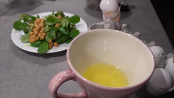 Мужчина Повар Разбивает Яйцо Кухонном Столе Чашку Отделяет Белое Желтка — стоковое видео