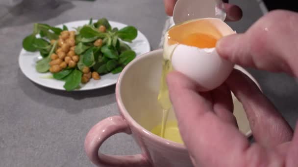 Erkek Bir Aşçı Mutfak Tezgahındaki Yumurtayı Kırarak Fincana Koyar Sarısını — Stok video