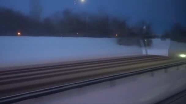 ストックホルム スウェーデン 冬の朝のE 4ハイウェイの寒い冬の風景を旅するバスの窓からの眺め — ストック動画