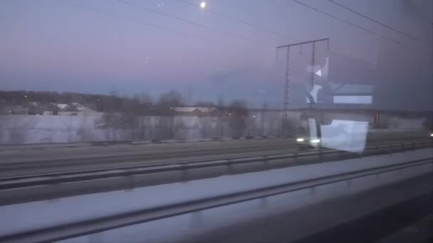 ストックホルム スウェーデン 冬の朝のE 4ハイウェイの寒い冬の風景を旅するバスの窓からの眺め — ストック動画