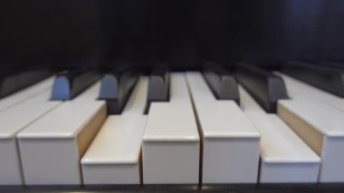 Kendi kendine çalan bir piyano, ayrıca piyano olarak da bilinir, siyah ve beyaz tuşlar otomatik olarak melodi çalar.. 