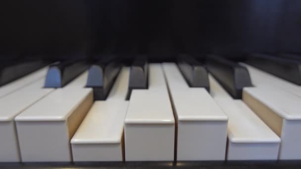 一种自吹自擂的钢琴 也叫钢琴 由黑白键自动弹奏出曲调 — 图库视频影像