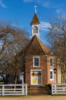 Leonardtown, Maryland ABD St. Francis Xavier Katolik Kilisesi 'nin renkli tuğla ve boyalı cephesi