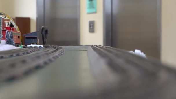 Raylardan Çıkan Bir Model Tren — Stok video