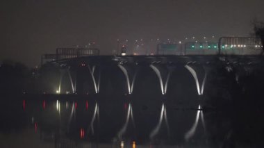 Washington DC ABD Potomac nehri üzerindeki Woodrow Wilson Memorial Köprüsü ve 495 karayolu üzerinde sisli bir gecede gece görüntüsü.