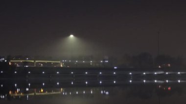 Washington DC ABD Potomac nehri üzerindeki Woodrow Wilson Memorial Köprüsü ve 495 karayolu üzerinde sisli bir gecede gece görüntüsü.