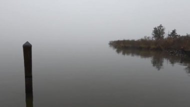 Broomes Adası, Maryland ABD Patuxent Nehri 'nde yoğun sis altında küçük bir tekne ilerliyor.. 
