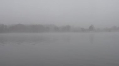 Broomes Adası, Maryland ABD Patuxent Nehri 'nde yoğun sis altında küçük bir tekne ilerliyor.. 
