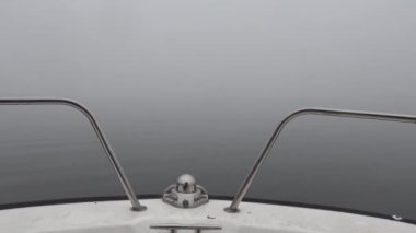 Broomes Adası, Maryland ABD Patuxent Nehri 'nde yoğun sis altında küçük bir tekne ilerliyor.. 