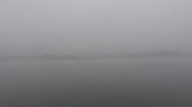 Broomes Adası, Maryland ABD Patuxent Nehri 'nde yoğun sis altında küçük bir tekne ilerliyor.. 