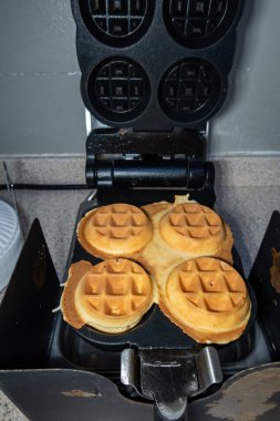 Waffle ızgarasında bir waffle.