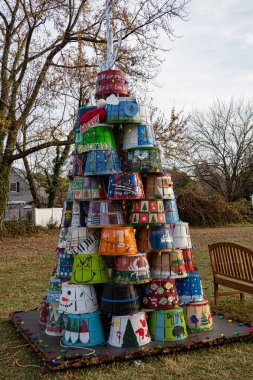 Cobb Adası, Maryland ABD 4 Aralık 2023 Eski boyalı istiridye kasalarından yapılmış alışılmadık bir Noel ağacı.
