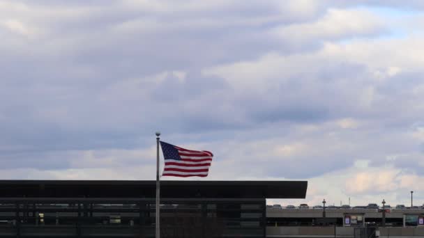 Washington Abd Dulles Uluslararası Havaalanı Nın Otoparkında Bir Amerikan Bayrağı — Stok video