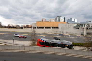 Tysons Corner, Virginia, ABD 6 Aralık 2023 Tysons Corner DC Metro Sisteminde bir halk otobüsü.