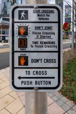 Mclean, Virginia ABD 7 Aralık 2023 Bir yaya geçidinde karmaşık talimatlar imzası.