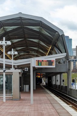 Tysons Corner, Virginia, ABD 7 Aralık 2023 Tysons Metro istasyonundaki platform ve program tabelaları.
