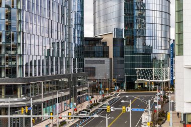 Mclean, Virginia ABD 7 Aralık 2023 Modern ofis binaları şehir merkezindeki Capitol One Drive 'ın alt katlarında bir otoparkı var..