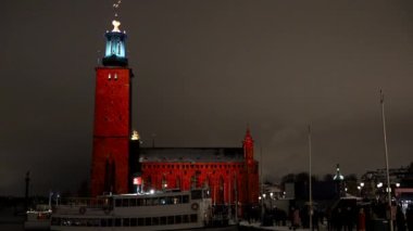 Stockholm, İsveç. Stockholm Belediye Binası veya Stadshuset 'in ön cephesinde Nobel Işık Haftası' nı kutlamak için bir ışık gösterisi.. 