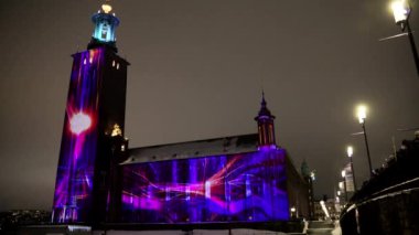 Stockholm, İsveç. Stockholm Belediye Binası veya Stadshuset 'in ön cephesinde Nobel Işık Haftası' nı kutlamak için bir ışık gösterisi.. 