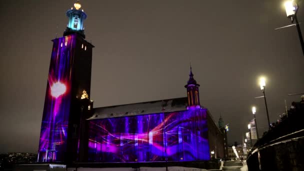 ストックホルム スウェーデン ストックホルムのシティホールまたはノーベルライトウィークを祝うスタンドアップのファサードに光ショー — ストック動画