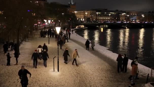 Estocolmo Suécia Pedestres Caminhando Neve Centro Cidade Longo Orla Noite — Vídeo de Stock