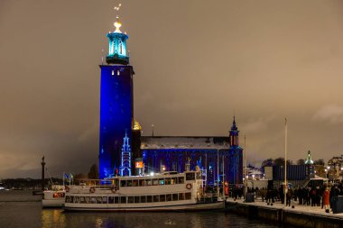 Stockholm, İsveç. Stockholm Belediye Binası veya Stadshuset 'in ön cephesinde Nobel Işık Haftası' nı kutlamak için bir ışık gösterisi..