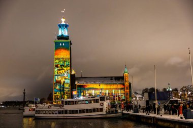 Stockholm, İsveç. Stockholm Belediye Binası veya Stadshuset 'in ön cephesinde Nobel Işık Haftası' nı kutlamak için bir ışık gösterisi..