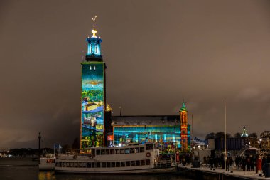 Stockholm, İsveç. Stockholm Belediye Binası veya Stadshuset 'in ön cephesinde Nobel Işık Haftası' nı kutlamak için bir ışık gösterisi..