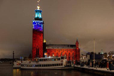 Stockholm, İsveç. Stockholm Belediye Binası veya Stadshuset 'in ön cephesinde Nobel Işık Haftası' nı kutlamak için bir ışık gösterisi..