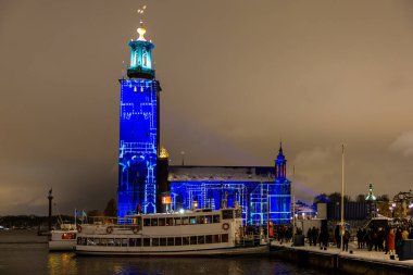 Stockholm, İsveç. Stockholm Belediye Binası veya Stadshuset 'in ön cephesinde Nobel Işık Haftası' nı kutlamak için bir ışık gösterisi..