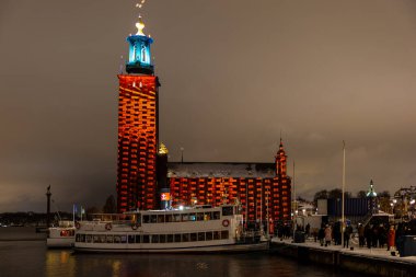 Stockholm, İsveç. Stockholm Belediye Binası veya Stadshuset 'in ön cephesinde Nobel Işık Haftası' nı kutlamak için bir ışık gösterisi..