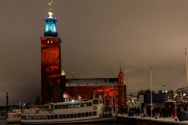 Stockholm, İsveç. Stockholm Belediye Binası veya Stadshuset 'in ön cephesinde Nobel Işık Haftası' nı kutlamak için bir ışık gösterisi..