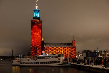 Stockholm, İsveç. Stockholm Belediye Binası veya Stadshuset 'in ön cephesinde Nobel Işık Haftası' nı kutlamak için bir ışık gösterisi..