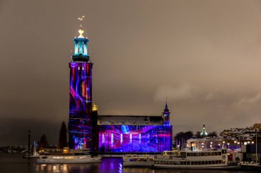 Stockholm, İsveç. Stockholm Belediye Binası veya Stadshuset 'in ön cephesinde Nobel Işık Haftası' nı kutlamak için bir ışık gösterisi..