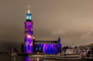 Stockholm, İsveç. Stockholm Belediye Binası veya Stadshuset 'in ön cephesinde Nobel Işık Haftası' nı kutlamak için bir ışık gösterisi..