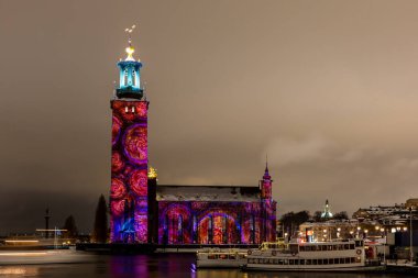 Stockholm, İsveç. Stockholm Belediye Binası veya Stadshuset 'in ön cephesinde Nobel Işık Haftası' nı kutlamak için bir ışık gösterisi..