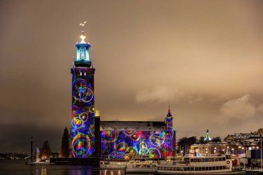 Stockholm, İsveç. Stockholm Belediye Binası veya Stadshuset 'in ön cephesinde Nobel Işık Haftası' nı kutlamak için bir ışık gösterisi..