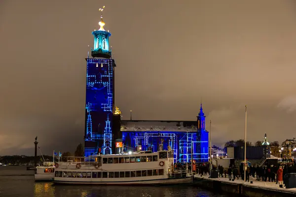 Stockholm, İsveç. Stockholm Belediye Binası veya Stadshuset 'in ön cephesinde Nobel Işık Haftası' nı kutlamak için bir ışık gösterisi..