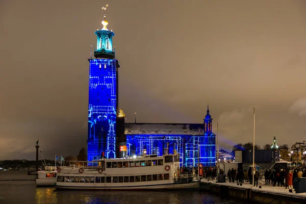 Stockholm, İsveç. Stockholm Belediye Binası veya Stadshuset 'in ön cephesinde Nobel Işık Haftası' nı kutlamak için bir ışık gösterisi..