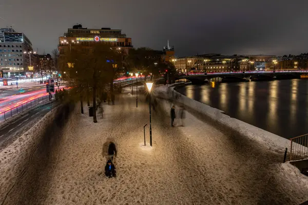 Estocolmo Suécia Dez 2023 Pedestres Caminhando Neve Centro Cidade Longo — Fotografia de Stock