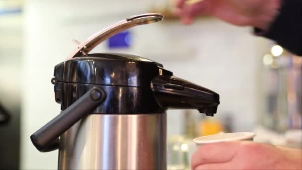 瑞典斯德哥尔摩一名男子从咖啡店的热水瓶中倒入一杯咖啡 — 图库视频影像