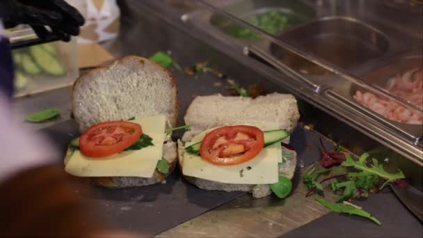 Stockholm Zweden Een Mannelijke Server Een Café Maakt Een Sandwich — Stockvideo
