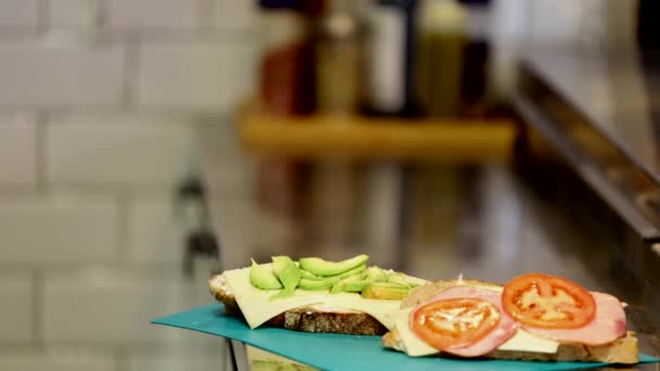 Stockholm Sveç Kafe Bir Erkek Garson Paslanmaz Mutfak Tezgahında Sandviç — Stok video