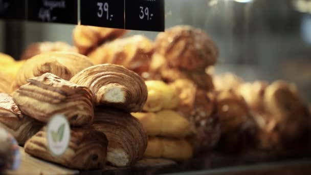 Sztokholm Szwecja Serwer Kawiarni Wypełnia Gablotę Słodkimi Bułeczkami Takimi Jak — Wideo stockowe