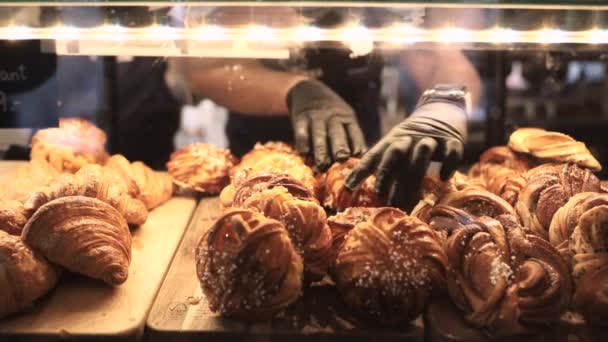 Estocolmo Suecia Servidor Una Cafetería Llena Una Vitrina Con Bollos — Vídeos de Stock