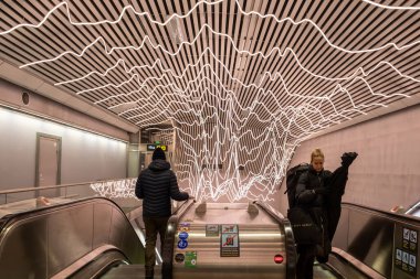 Stockholm, İsveç 12 Aralık 2023 Günümüz Odenplan Metro İstasyonu yolcusu.