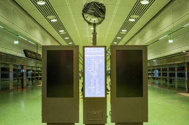 Stockholm, İsveç 12 Aralık 2023 Odenplan Metro 'daki banliyö treni ve banliyö hattı istasyonunun bilgi gösterisi..