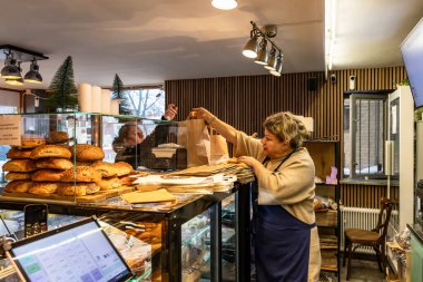 Stockholm, İsveç Bir kafede bir kadın garson bir teslimat servisine yemek siparişini teslim etti.